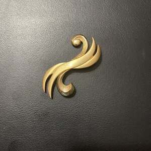 Vintage Tona Gold Tone Large Asymmetrical Swirl Brooch Pin